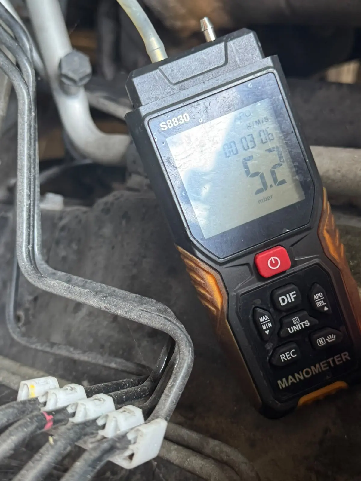 Digital manometer displaying 5.2 mbar exhaust back pressure after Toyota Hilux DPF cleaning service.
