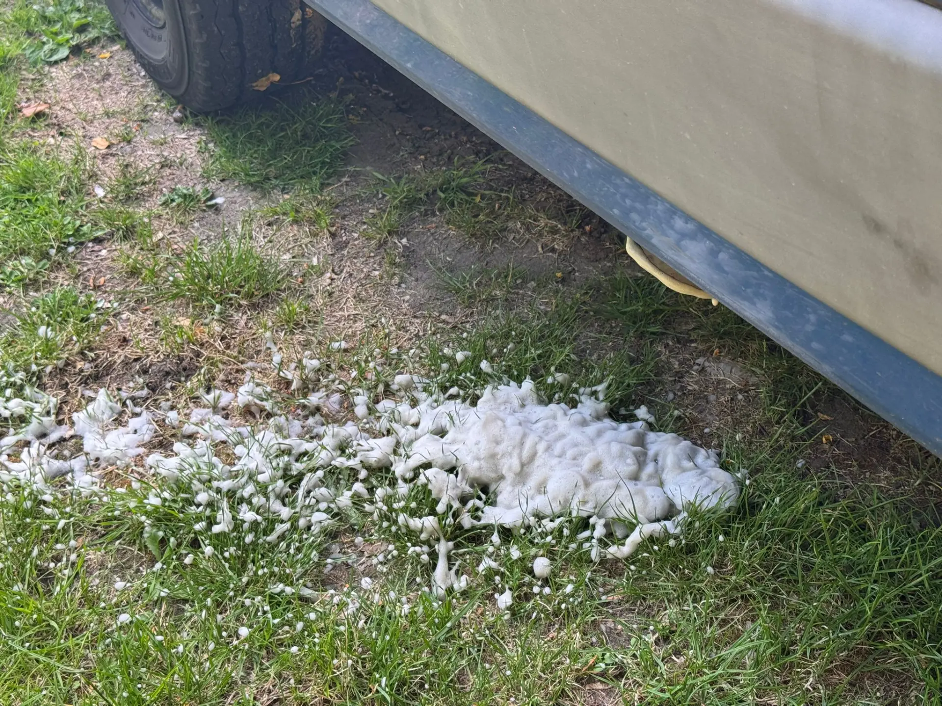 Foam residue exiting the exhaust system during the professional DPF cleaning process on a Citroën Relay.