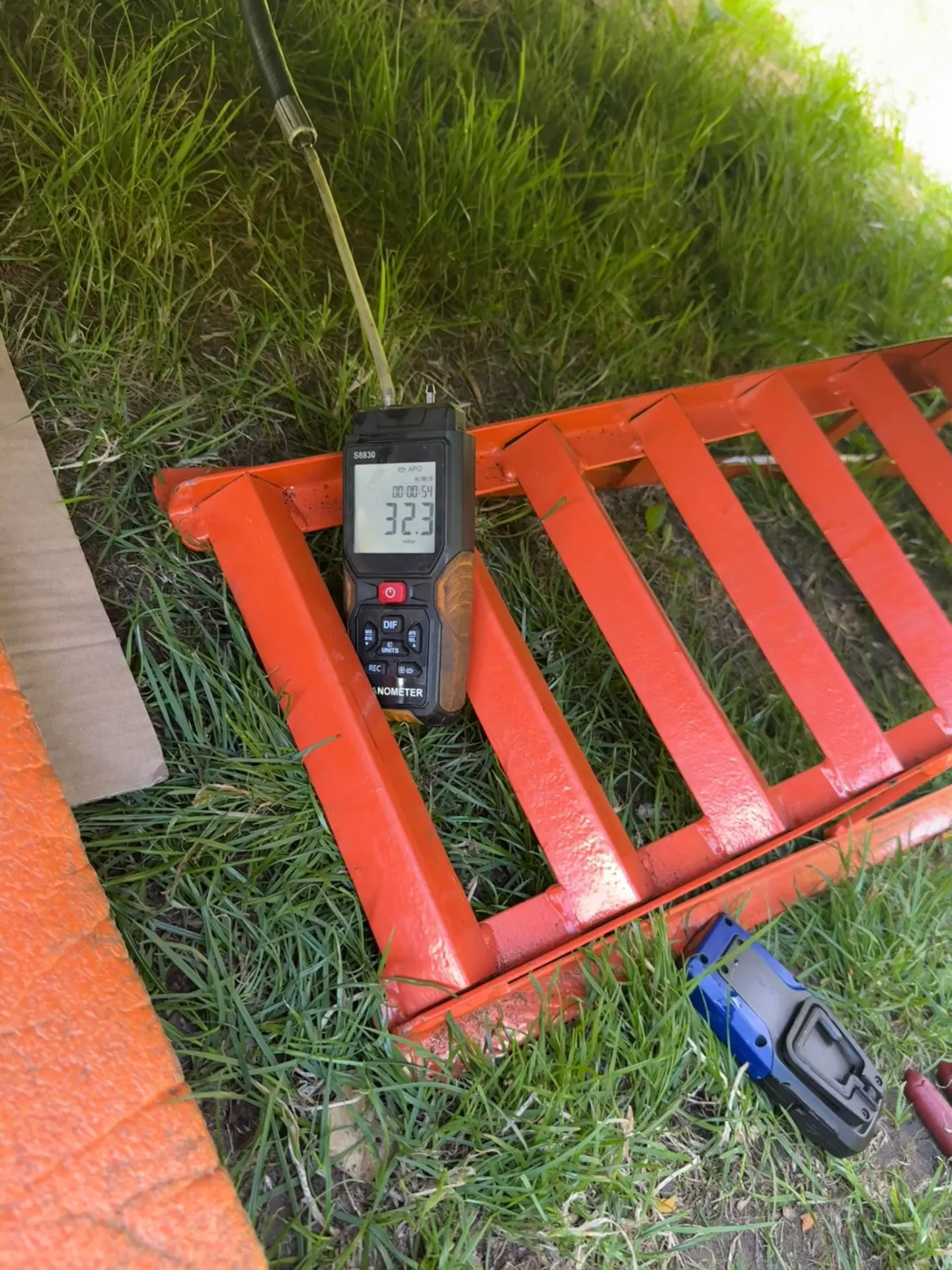 Digital manometer displaying a reduced DPF pressure reading of 32.3 mbar following professional DPF cleaning on a Citroën Relay.