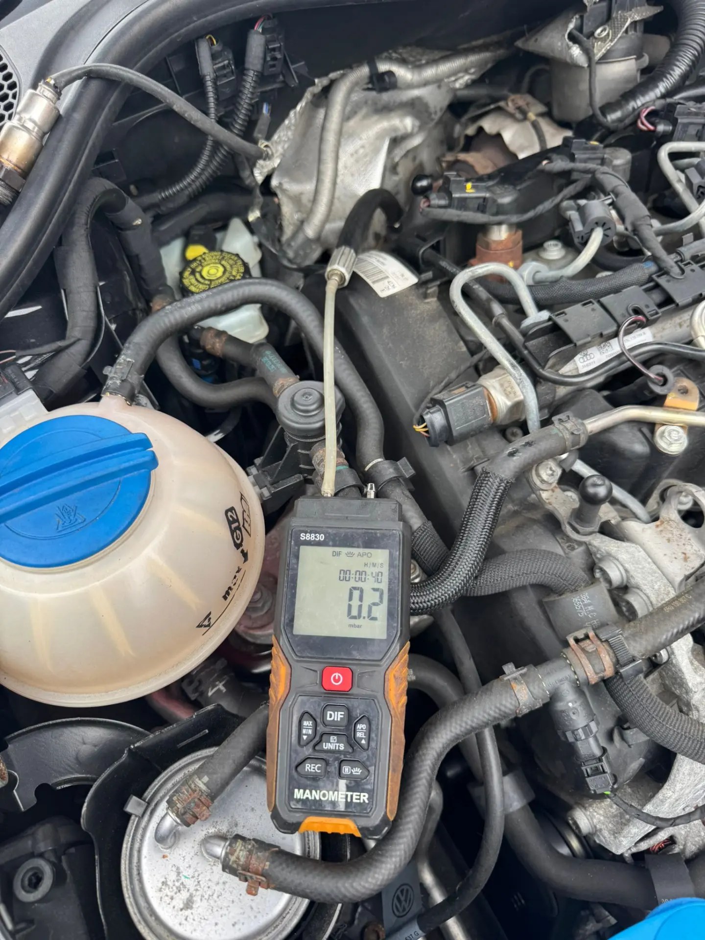 Digital manometer displaying 0.2 mbar DPF pressure after cleaning on an Audi A1 engine, demonstrating a successful DPF cleaning service.