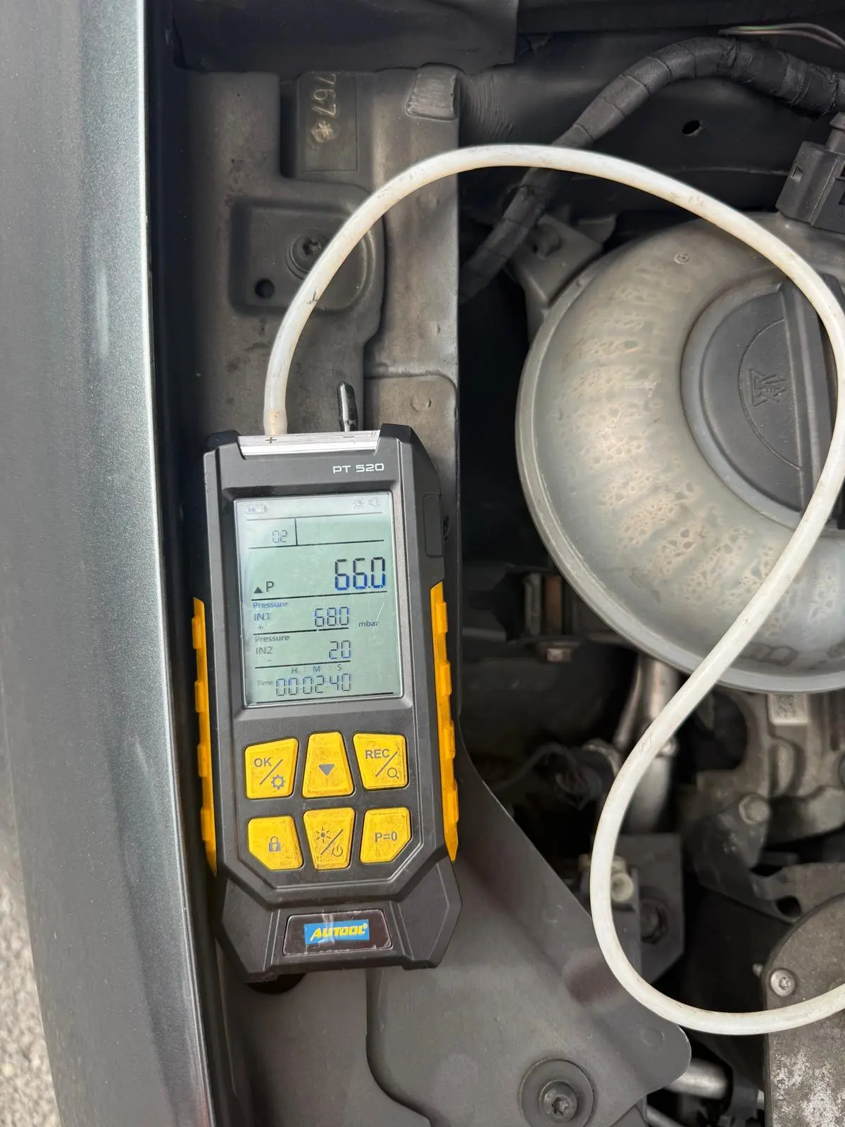 DPF pressure test showing high differential pressure before DPF cleaning on an Audi A3.