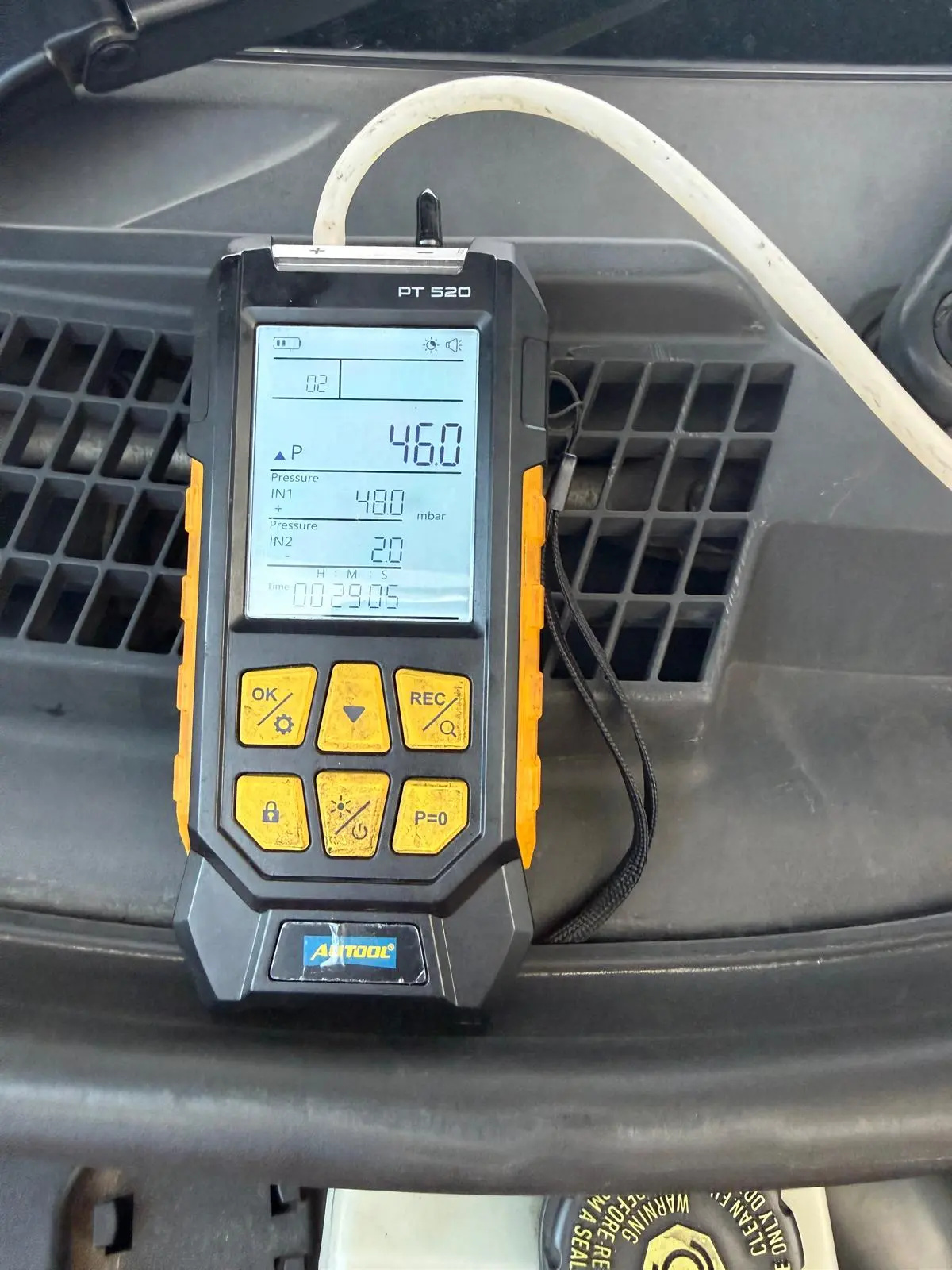 DPF cleaning diagnostic equipment showing pressure readings during a Mercedes Vito DPF inspection by GMM1.