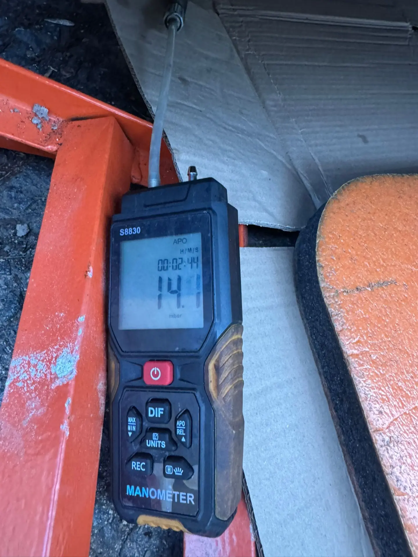 Digital manometer displaying 14.1 mbar after a professional DPF cleaning service on a Jaguar XJ, showing improved diesel particulate filter back pressure.
