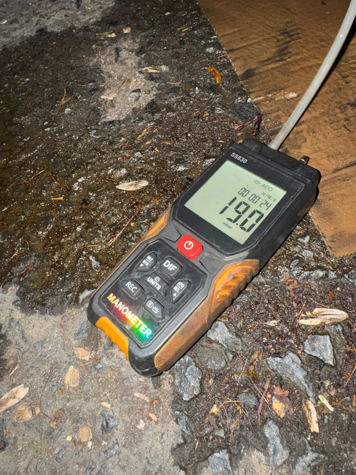 Digital manometer displaying 19.0 mbar before DPF cleaning on a Jaguar XJ during initial diagnostic testing.
