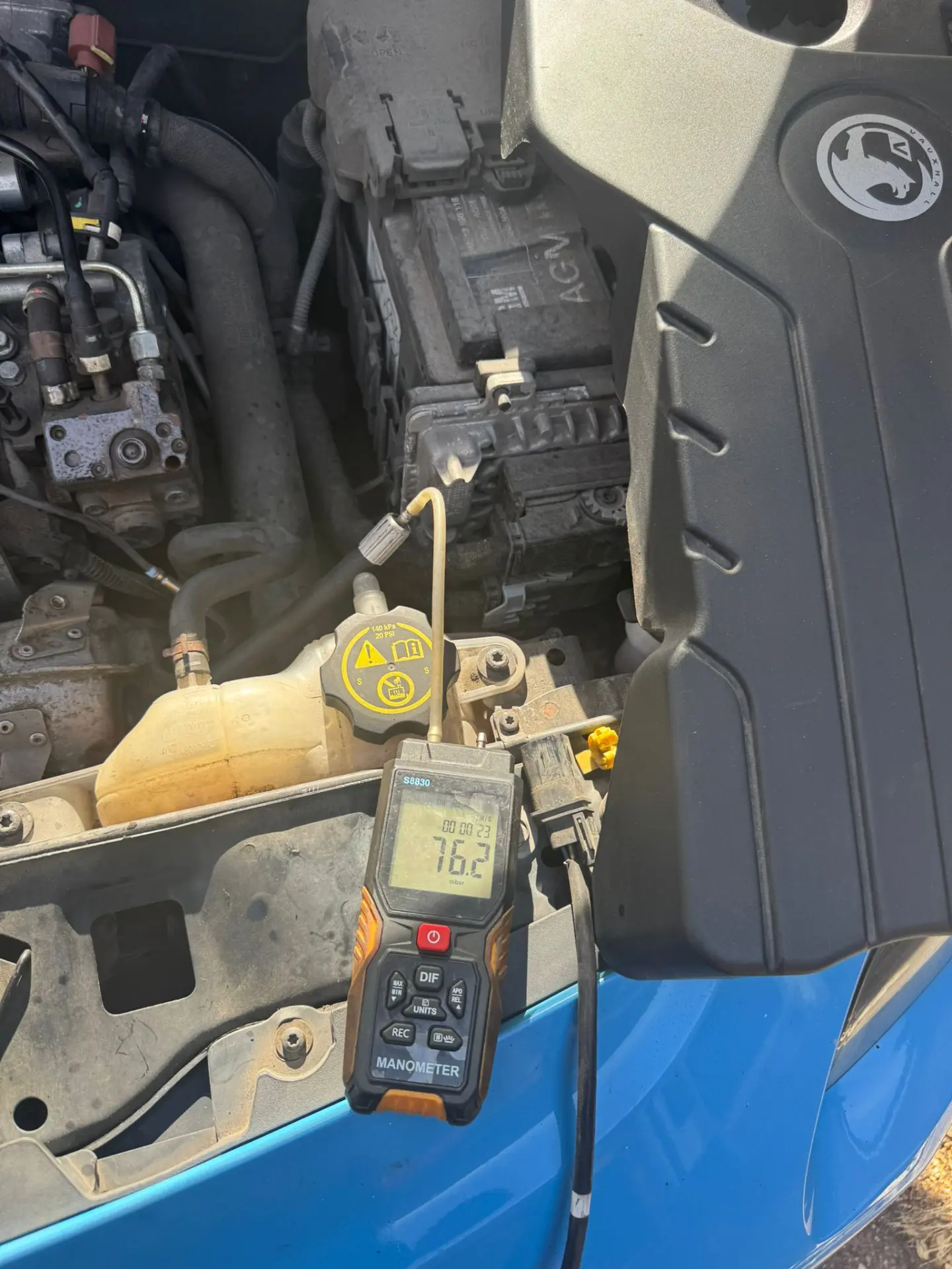 Digital manometer displaying a DPF back pressure reading of 76.2 mbar before cleaning on a Vauxhall Astra Van.
