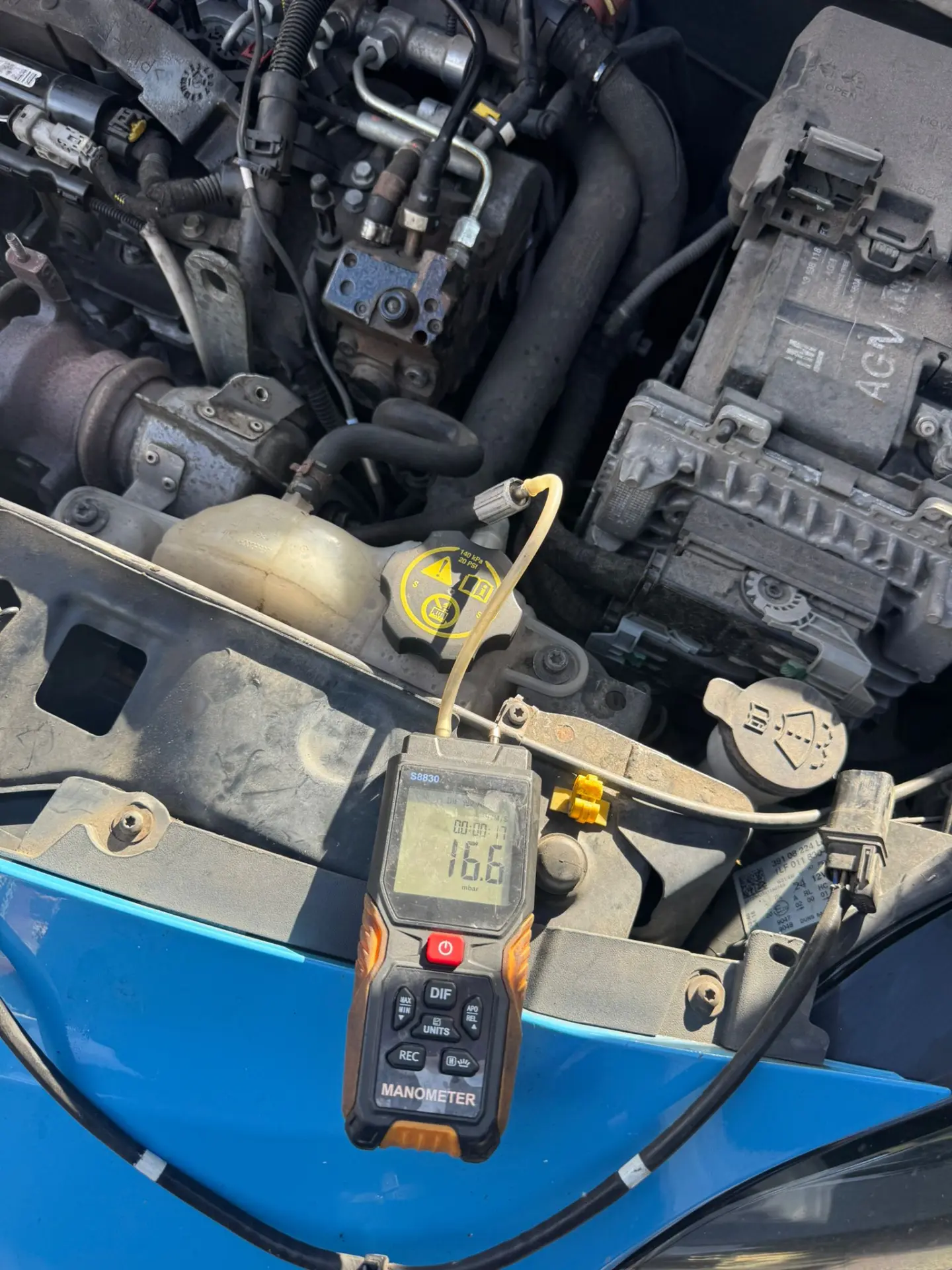 Digital manometer showing a reduced DPF back pressure of 16.6 mbar after successful DPF cleaning on a Vauxhall Astra Van.