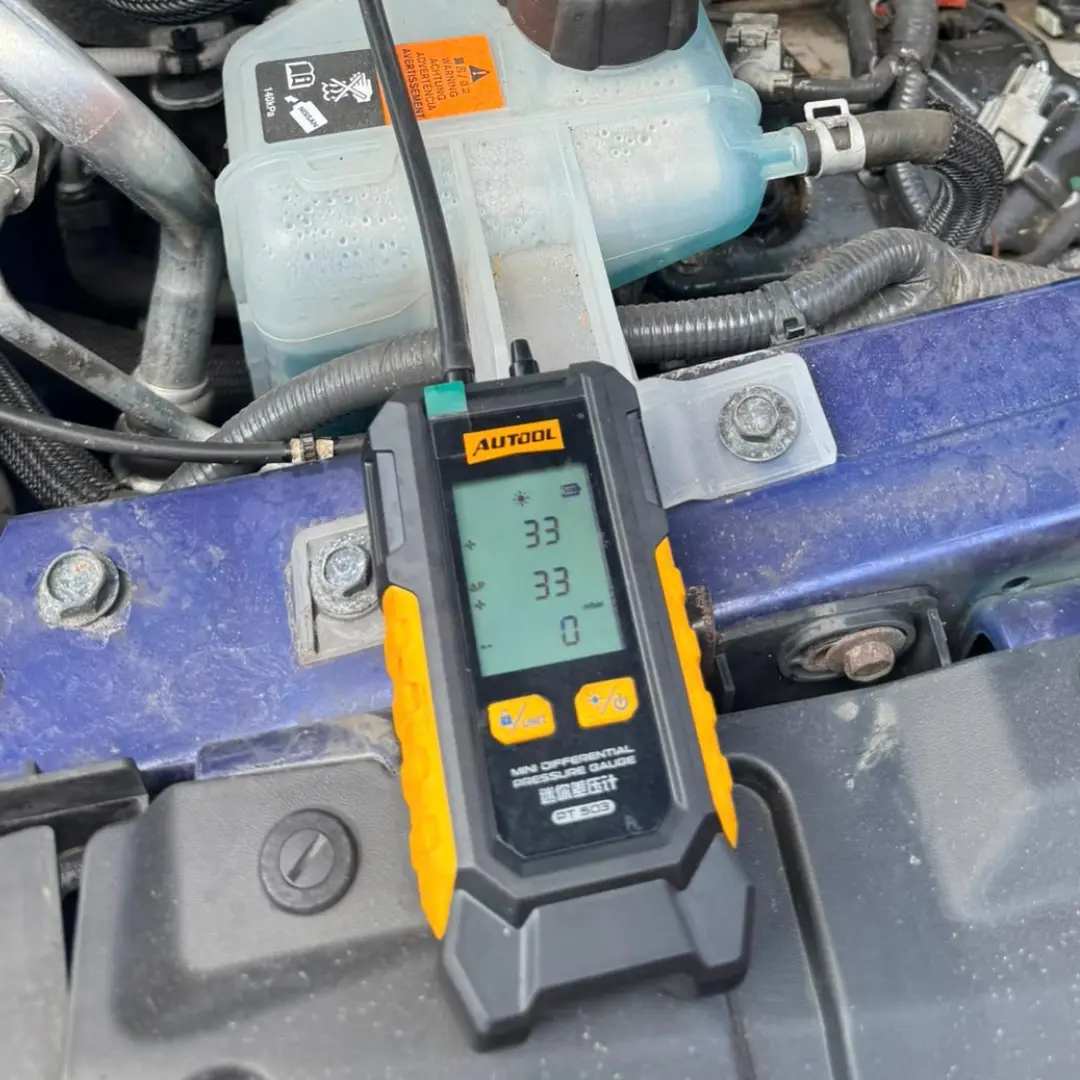 Differential pressure gauge connected to Nissan Qashqai engine showing a DPF pressure reading of 33 before cleaning.