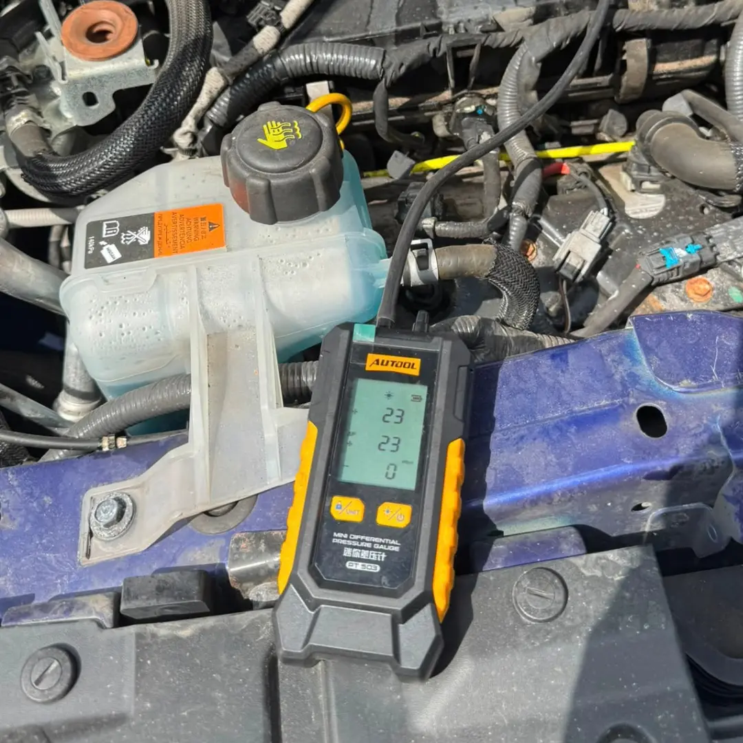 Differential pressure gauge connected to Nissan Qashqai engine showing a DPF pressure reading of 23 after cleaning.