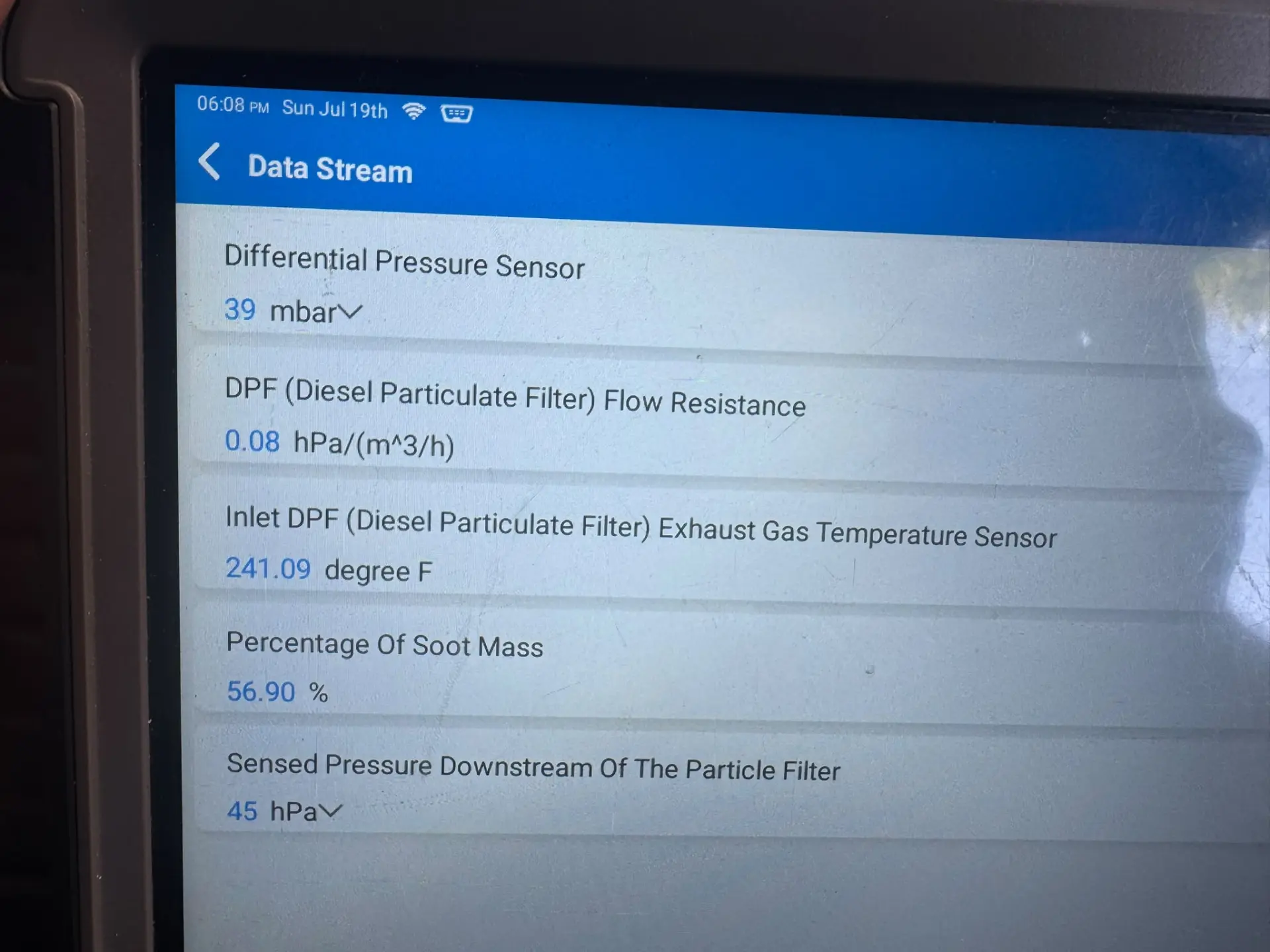 Jeep Grand Cherokee diagnostic scan showing DPF differential pressure at 39 mbar before cleaning.