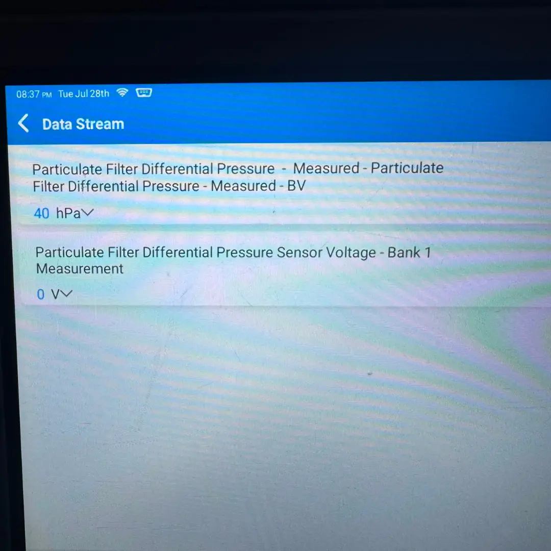 Diagnostic scan tool displays a particulate filter differential pressure reading of 40 hPa, with the DPF pressure sensor voltage at 0 V.