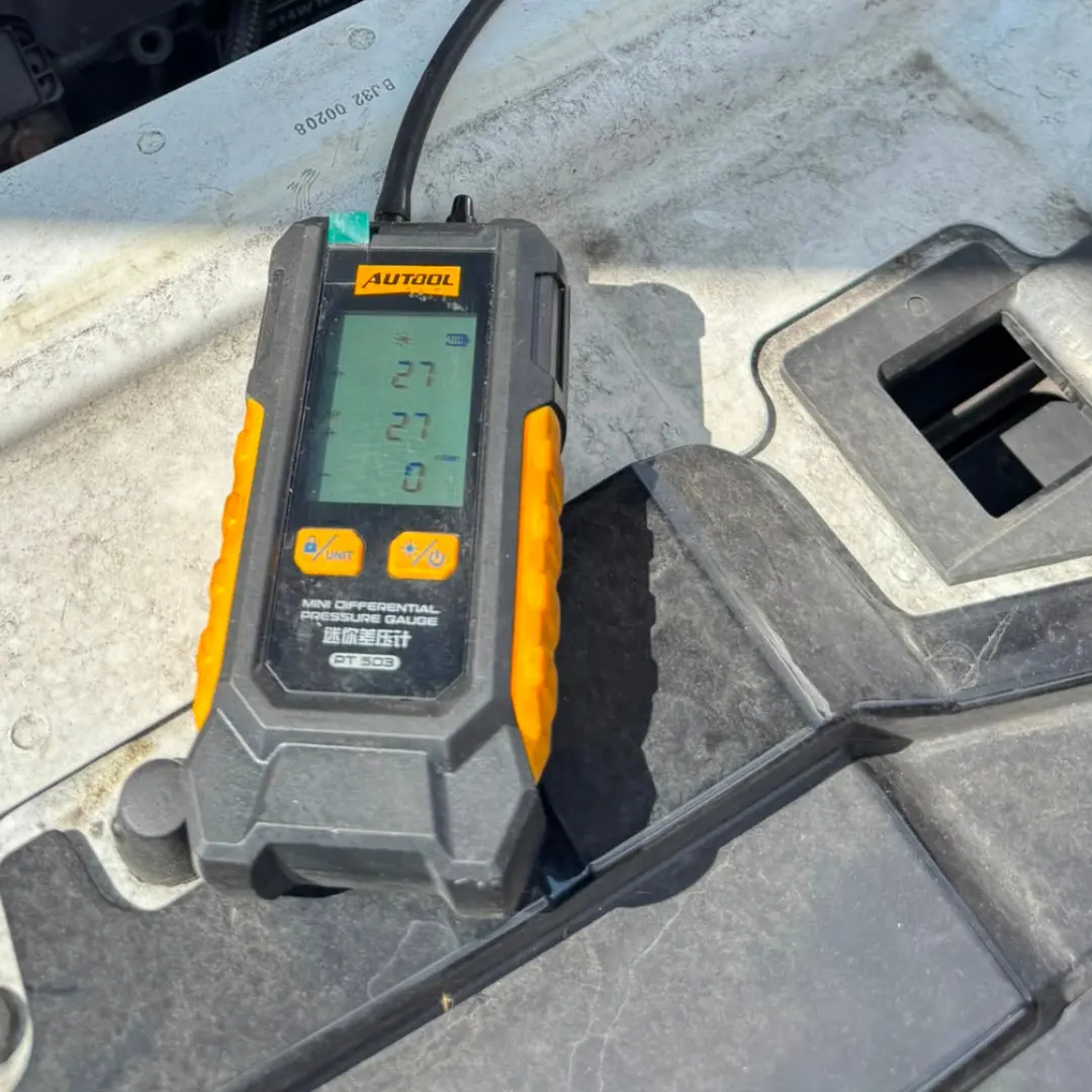 After DPF cleaning on a Range Rover Evoque, a differential pressure gauge displays 27 mbar.