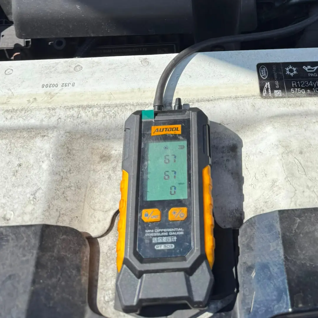 Before DPF cleaning on a Range Rover Evoque, a differential pressure gauge displays 67 mbar.