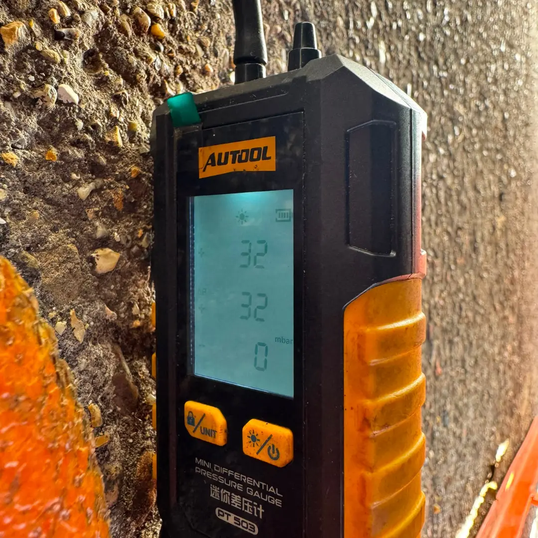 GMM1 pre-cleaning DPF pressure test on a Land Rover Freelander, with an AUTool differential pressure gauge displaying 32 mbar before cleaning.